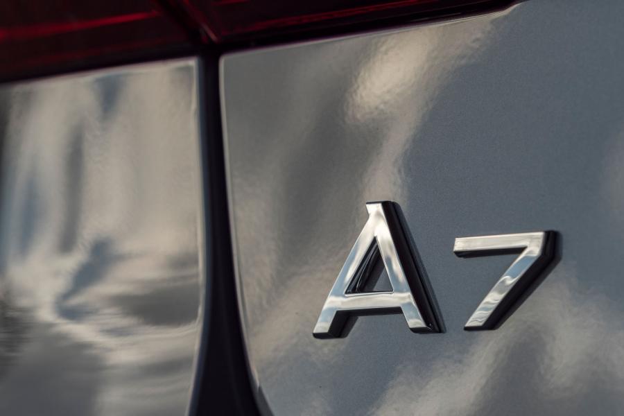Логотип Audi A7 Sportback 50 TDI Quattro 2018 года  (UK) (фото 15 из 26)